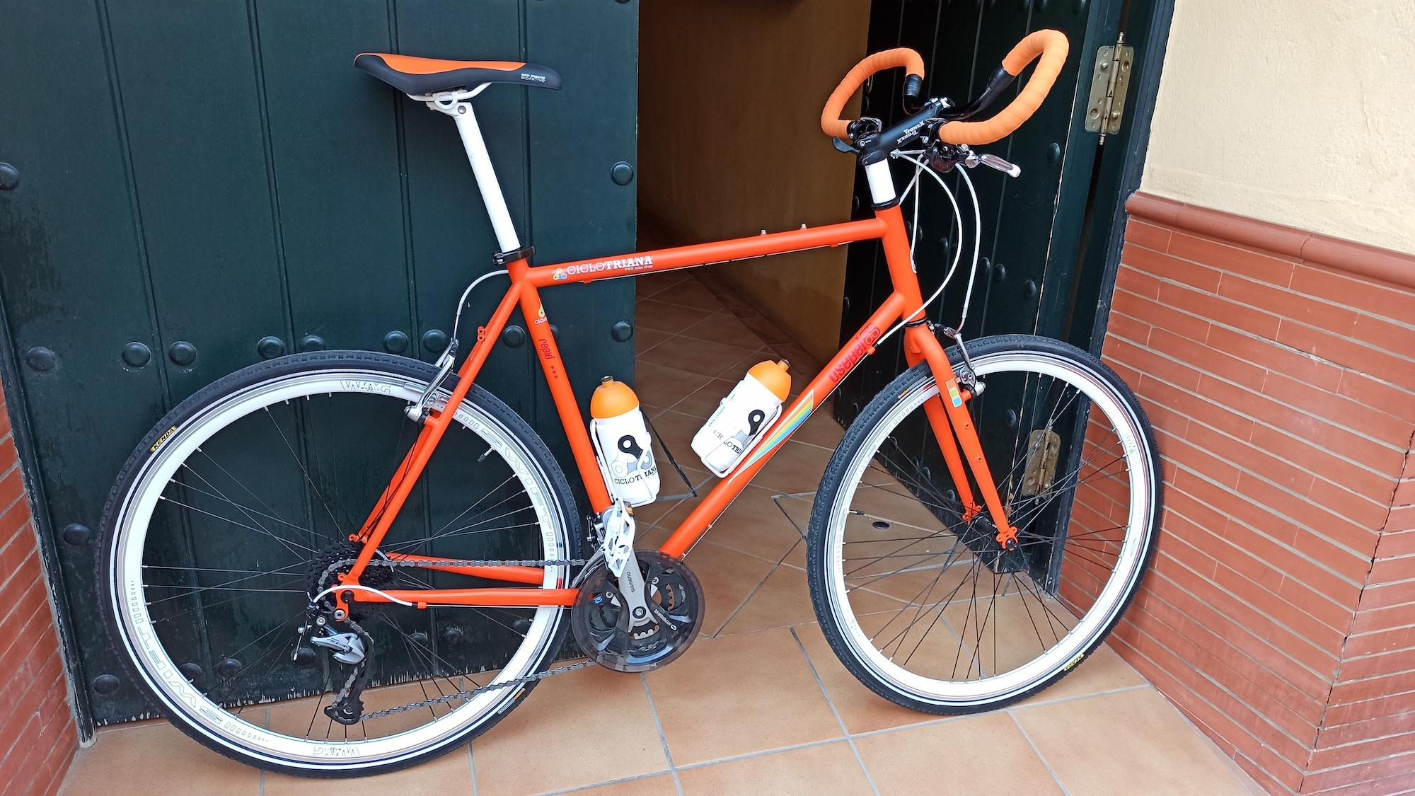 Montaje cicloturismo naranja y blanco